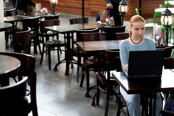 Fototapeta na wymiar girl with computer in cafe