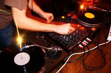 Dj let the music play!