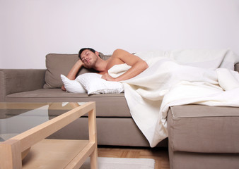 sleeping man on couch - mann sofa schlafen