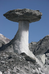 Fototapeta na wymiar Stone na filaru lodu