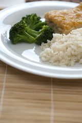 Reis, Fisch und Broccoli auf Teller