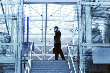 Geschäftsmann mit Handy im Terminal