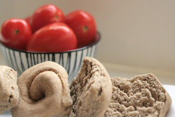 friselle salentine in primo piano con pomodori sullo sfondo