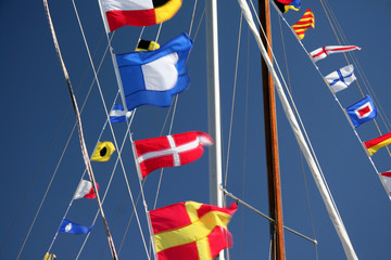 Wehende Fahnen an Segelbooten auf der Ostsee