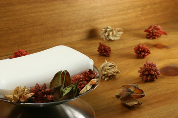 Savon et fleurs séchées