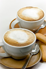 cappuccino mit butter-gebäck