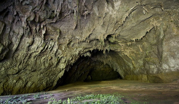 Eingang in die Tropfsteinh&ouml;hle mit Stalaktiten