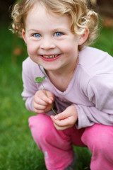 Petite fille avec trèfle