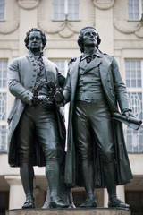 Fototapeta na wymiar Goethe i Schiller pomnik przed Teatrem Narodowym.