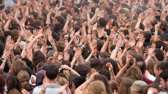 foule public fan applaudir concert musique main bras