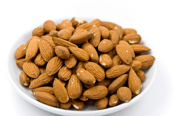 rohe mandeln.freigestellt auf weiss