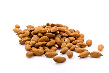 rohe mandeln - freigestellt auf weiss