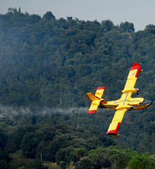 Fototapeta na wymiar Canadair latające nad ogniem z śladu zadymienia spalin i