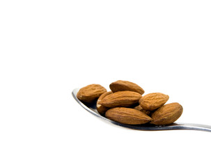 rohe mandeln - freigestellt auf weiss