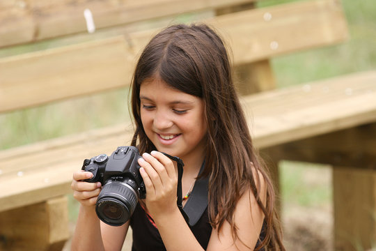 petite fille entrain de visionner ses photos sur son appareil