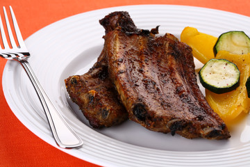 Tasty grilled ribs with vegetables