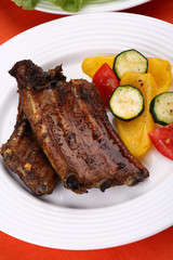 Tasty grilled ribs with vegetables