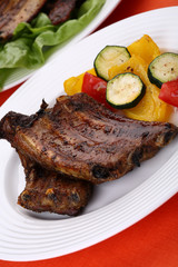 Tasty grilled ribs with vegetables