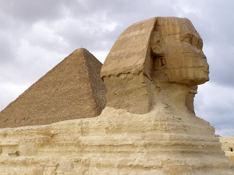 Sfinge e piramide al cairo.