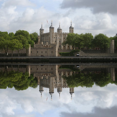 Obraz premium Tower of London reflected