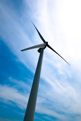 風力発電の風車と虹