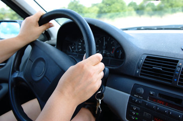 Naklejka premium frau fahren auto