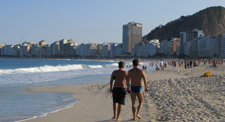 Hommes sur la plage de Copacabana, Rio, Brésil.