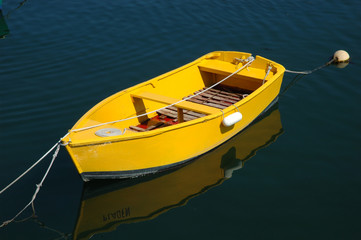 petite barque jaune