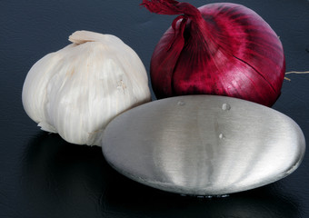 Aluseife mit Knoblauch und Zwiebel