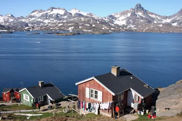 Crédence de cuisine en verre imprimé Arctique Houses on the ocean slope