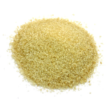 tas de sucre de canne brun en cristaux