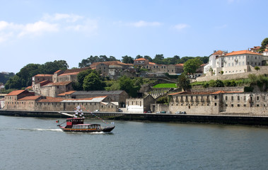 Obraz premium Touristic boat on the portugal river Douro in Porto