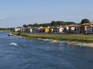 Rio Ticino a su paso por Pavia (Italia)