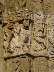 Capitel historiado romanico de San Michele en Pavia (Italia)