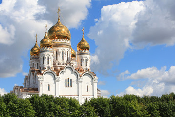 Fototapeta na wymiar Rosyjski Kościół Prawosławny z kopuły złota