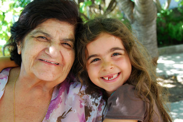 mamie avec sa petite fille.