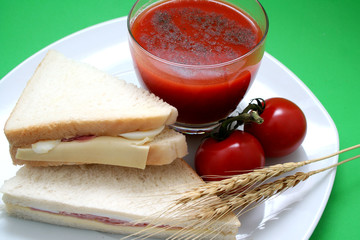 sandwich mit tomatensaft