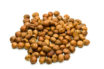 rohe haselnüsse - .freigestellt auf weiss