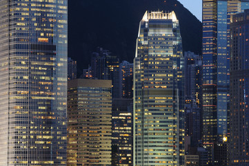 Fototapeta na wymiar Szczegóły firmy budynków sceny nocne w Hong Kongu