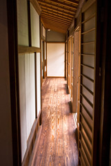 古い日本家屋の廊下