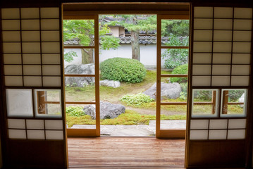 日本家屋の部屋から見える庭