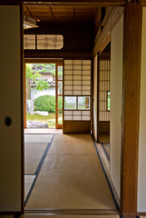 古い日本家屋の部屋から見える庭