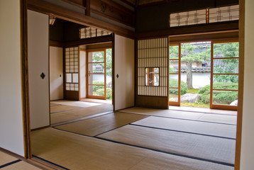 古い日本家屋の部屋から見える庭