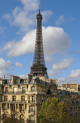 Fototapeta na wymiar Eiffel tower in Paris on blue sky