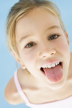 tween tongue out Young girl sticking her tongue out Stock 写真 | Adobe Stock
