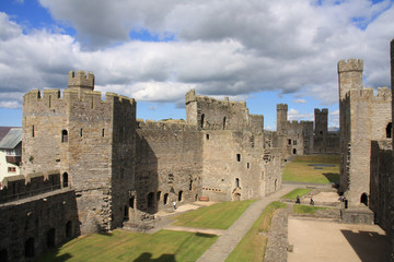 Fototapeta na wymiar Caernarfon zamek i mury obronne