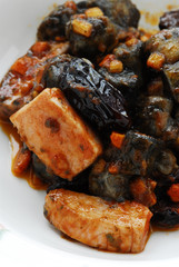 Pastizzada di tonno con gnocchi al nero di seppia