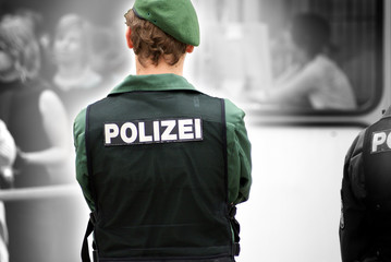 Polizist von hinten
