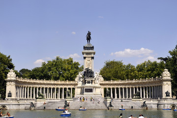 Fototapeta na wymiar Statue équestre d'Alfonso XII dans les Jardins du Retiro, Madrid