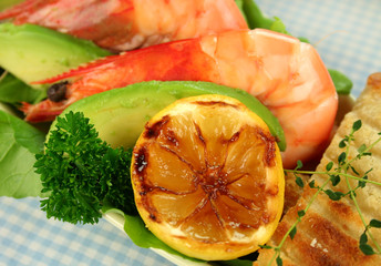 Freshly prepared shrimps with rocket salad and bread